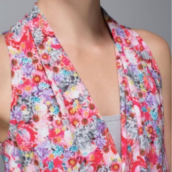 Lululemon Sleeveless Chic Floral Relaxed Tank Top V neck Casual Blouse 8 NWOT - Picture 3 of 8